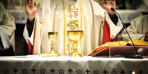Cumpre-se com uma só missa dois preceitos referentes a dois dias distintos e consecutivos?