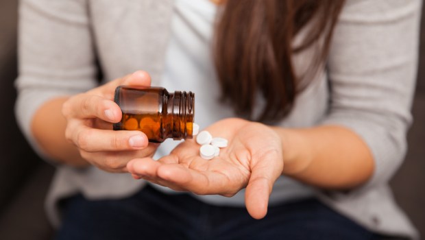 WOMAN,HANDS,PILLS