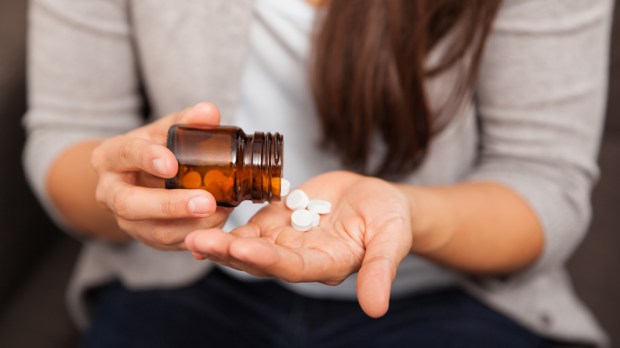 WOMAN,HANDS,PILLS