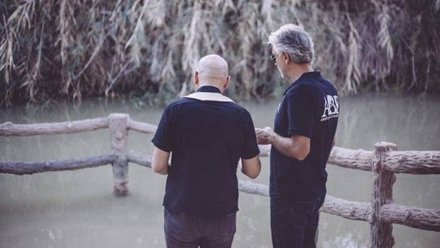 Andrea Bocelli visita o rio Jordão
