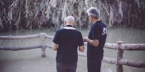 Andrea Bocelli posta testemunho de fé e oração junto ao Rio Jordão