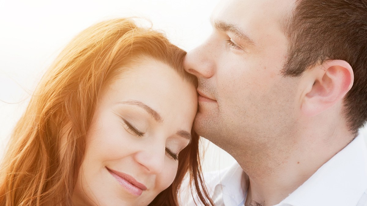 WEB3-COUPLE-SUNSET-IN-LOVE-MARRIAGE-shutterstock_199165871-Photocreo-Michal-Bednarek-AI