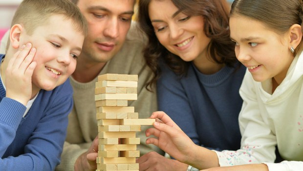PAIS BRINCANDO COM OS FILHOS
