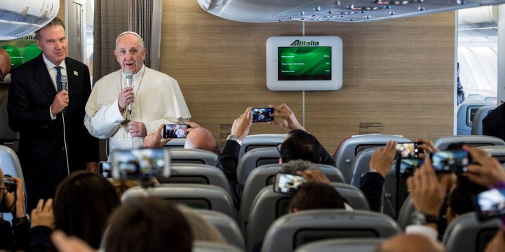 Papa a bordo de avião da Alitalia