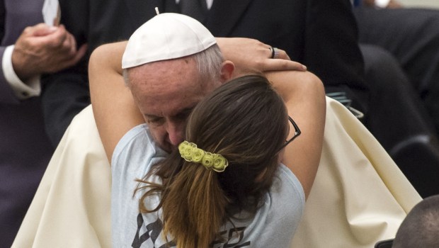 PAPIEŻ FRANCISZEK PRZYTULA KOBIETĘ