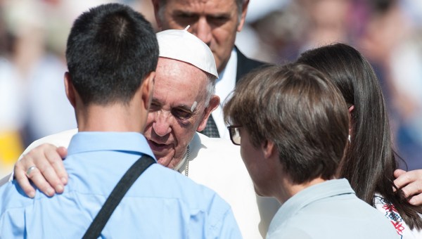 PAPIEŻ FRANCISZEK Z MŁODYMI