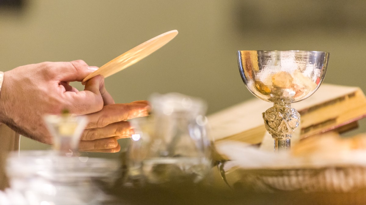 OFFERTORY;PRIEST WITH HOST