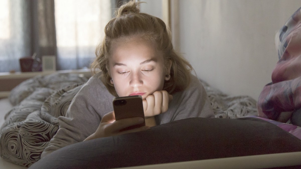 web3-teen-girl-bed-phone-smartphone-sad-unhappy-anxious-shutterstock