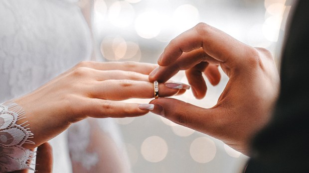 WEB3-WEDDING-COUPLE-HANDS-RINGS-shutterstock_589431530-By KirylV-AI