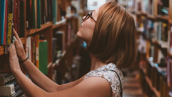 KOBIETA W BIBLIOTECE