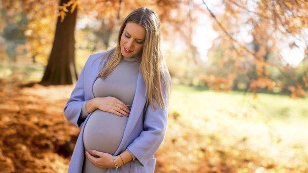 PREGNANT,WOMAN,PARK,AUTUMN