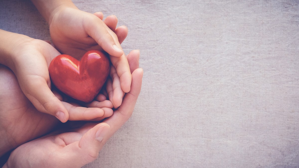 MAINS TENANT UN COEUR