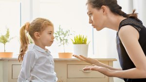 MÃE CONVERSANDO COM FILHA