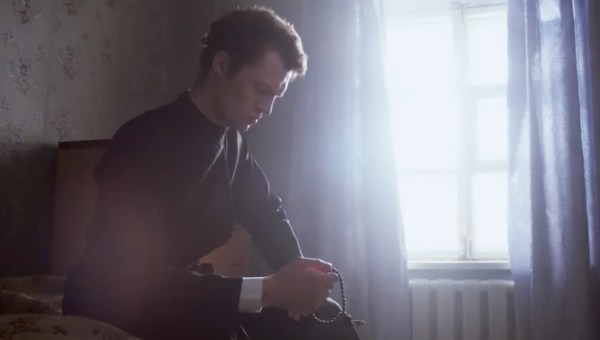 MĘŻCZYZNA PODCZAS MODLITWY