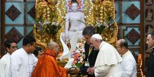 Papa em Mianmar: possam budistas e católicos caminhar juntos