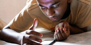 Gigantes mundiais digitais lutam contra duas grandes falhas de segurança