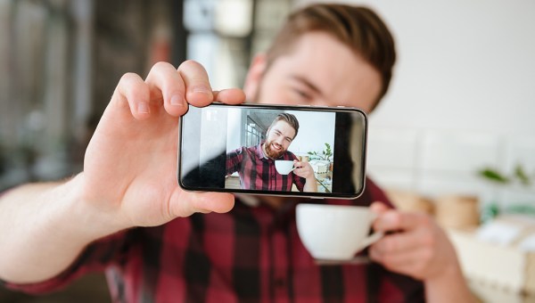 MĘŻCZYZNA ROBI SELFIE