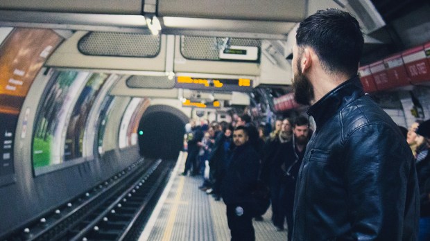 MĘŻCZYZNA CZEKAJĄCY NA METRO