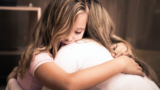 CRIANÇA ABRAÇA MÃE
