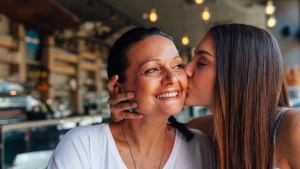 MOTHER,DAUGHTER,RELATIONSHIP,LUNCH,CAFE