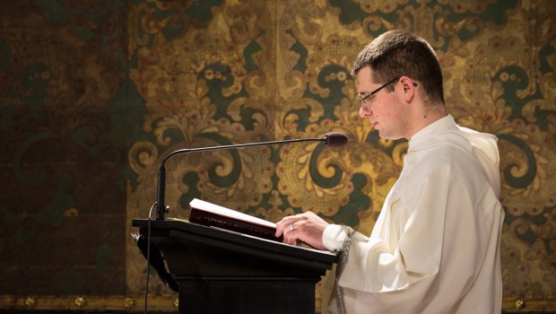 Padre dando homilia