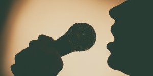 Políticos não devem discursar nas igrejas, reforça bispo
