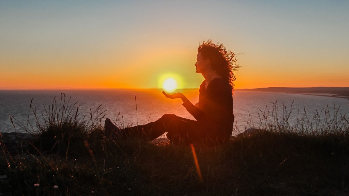 mulher recolhimento por do sol