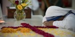 Missionária da Caridade junto ao túmulo da Madre Teresa