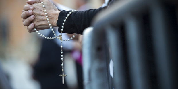 web3-a-woman-praying-the-rosary-antoine-mekary-aleteia-am_5963-am01