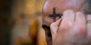 Por que só os católicos fazem o sinal da cruz?