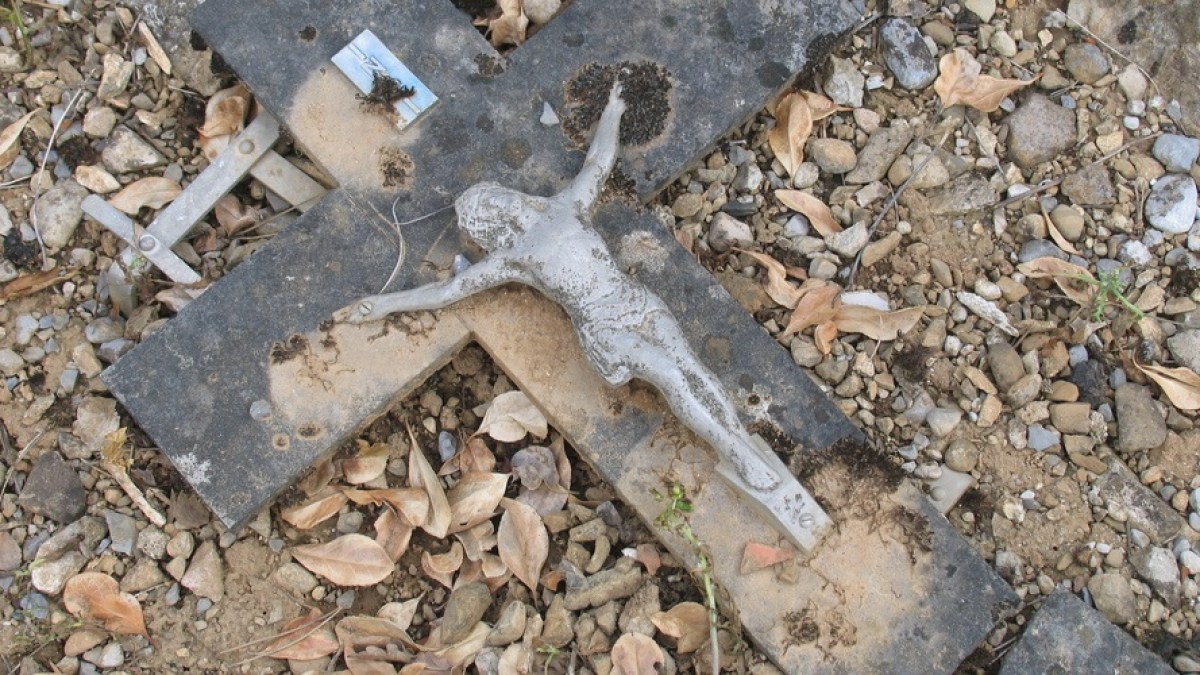 Crucifixo quebrado