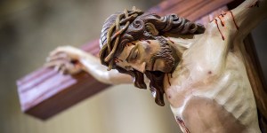 Uma oração poderosa para fazermos diante do crucifixo