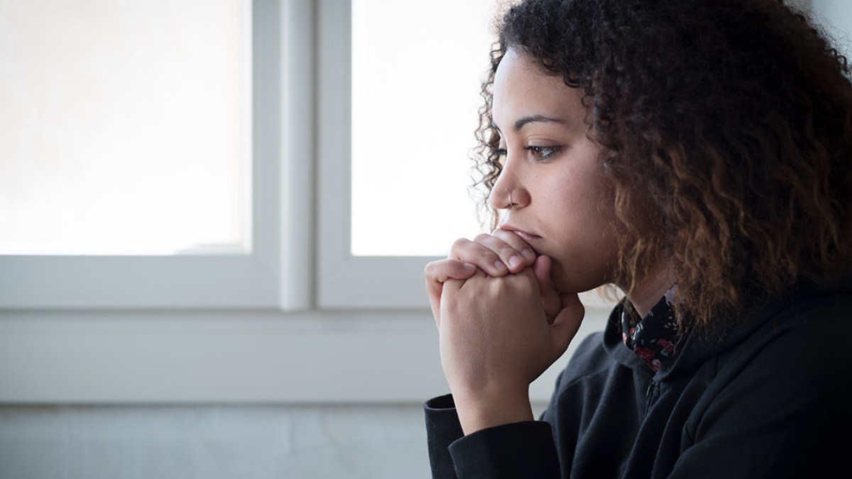 web3-sad-and-lonely-young-girl-feeling-depressed-am01-shutterstock_734828887