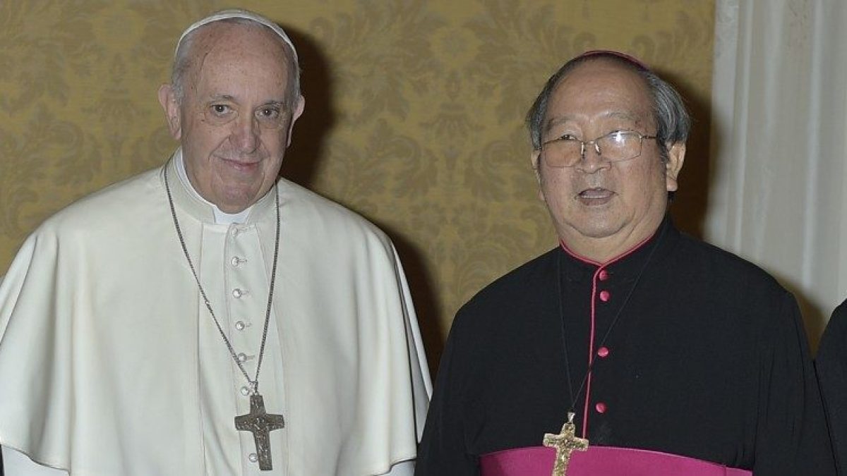 Papa Francisco com Dom Paul Bui Van Doc (Vatican Media)