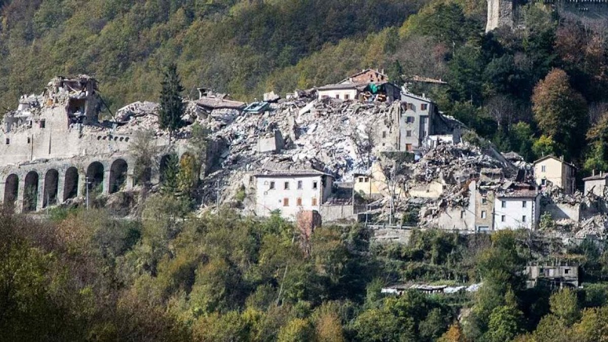 Ruínas de Arquata del Tronto depois do terremoto foto de 2 novembro 2016