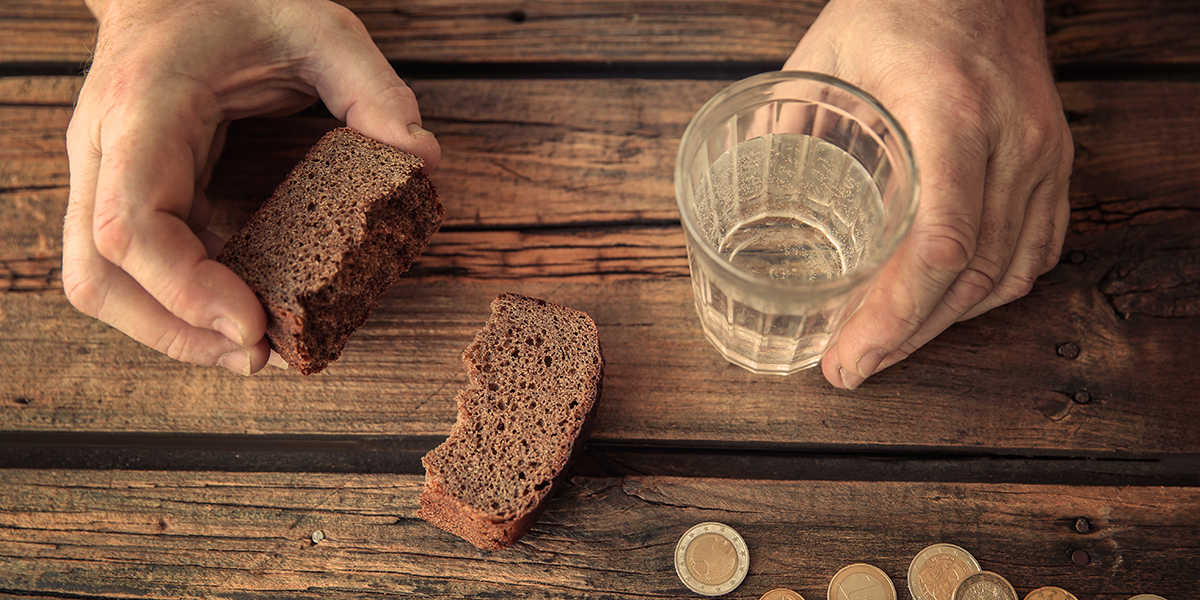 Ставят стакан воды и хлеб. Хлеб и вода. Перебиваться с хлеба на воду. Стакан воды с хлебом. Стакан с хлебом.