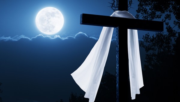 Lua sobre a Cruz na Pásoca da Ressurreição