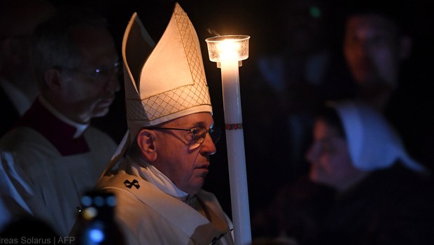 Papa Francisco, após encerrar a Quaresma e o Tríduo Sacro, celebra a Vigília Pascal