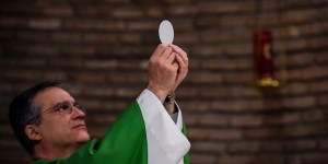 O que devemos rezar quando o padre eleva a hóstia e o cálice?