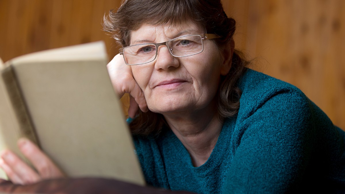 WOMAN READING