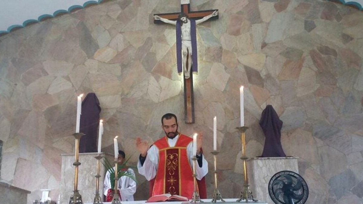 Padre Gabriel Vila Verde celebra a Santa Missa