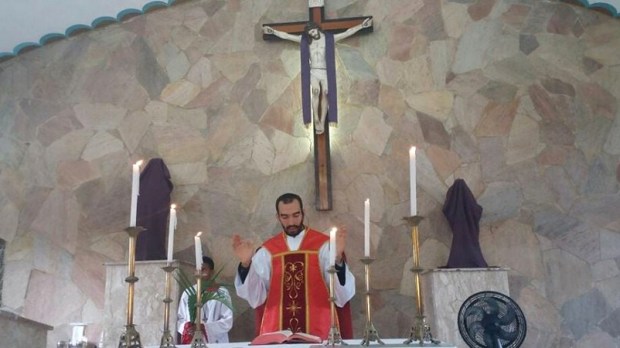 Padre Gabriel Vila Verde celebra a Santa Missa