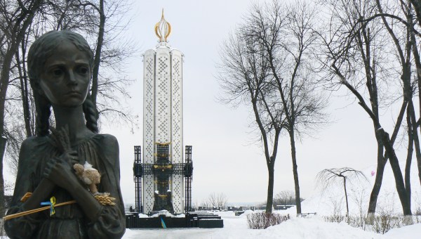 Holodomor: comunismo e nazismo equiparados em horror