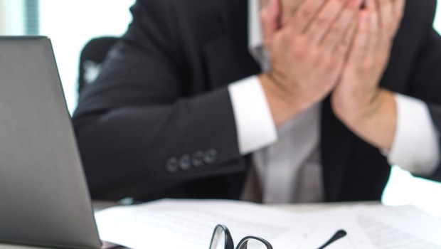 HOMEM ESTRESSADO NO TRABALHO