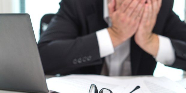 HOMEM ESTRESSADO NO TRABALHO
