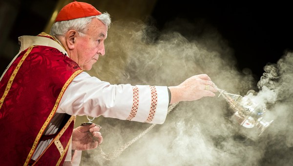 Cardeal Nichols usando incenso na liturgia