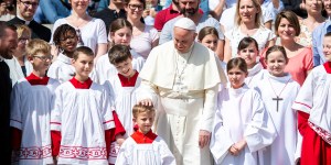 Papa: por que é importante rezar pelos outros (vídeo)