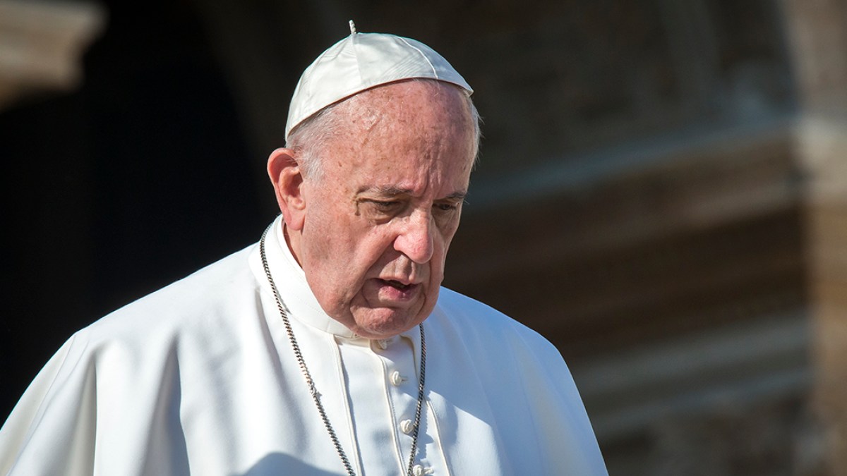 Papa Francisco com semblante sério e triste