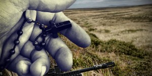 O terço que “enfrentou” uma bala e salvou um combatente da Guerra das Malvinas