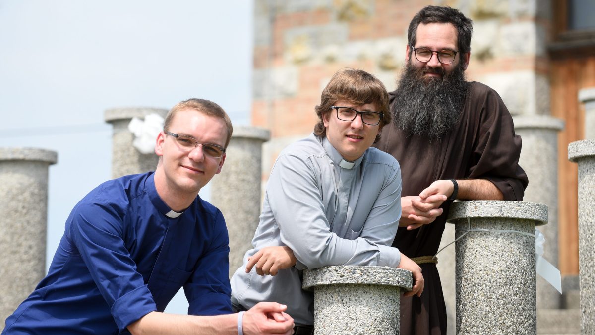 WEB3 YOUNG PRIESTS TATJANA SPLICHAL DRUZINA